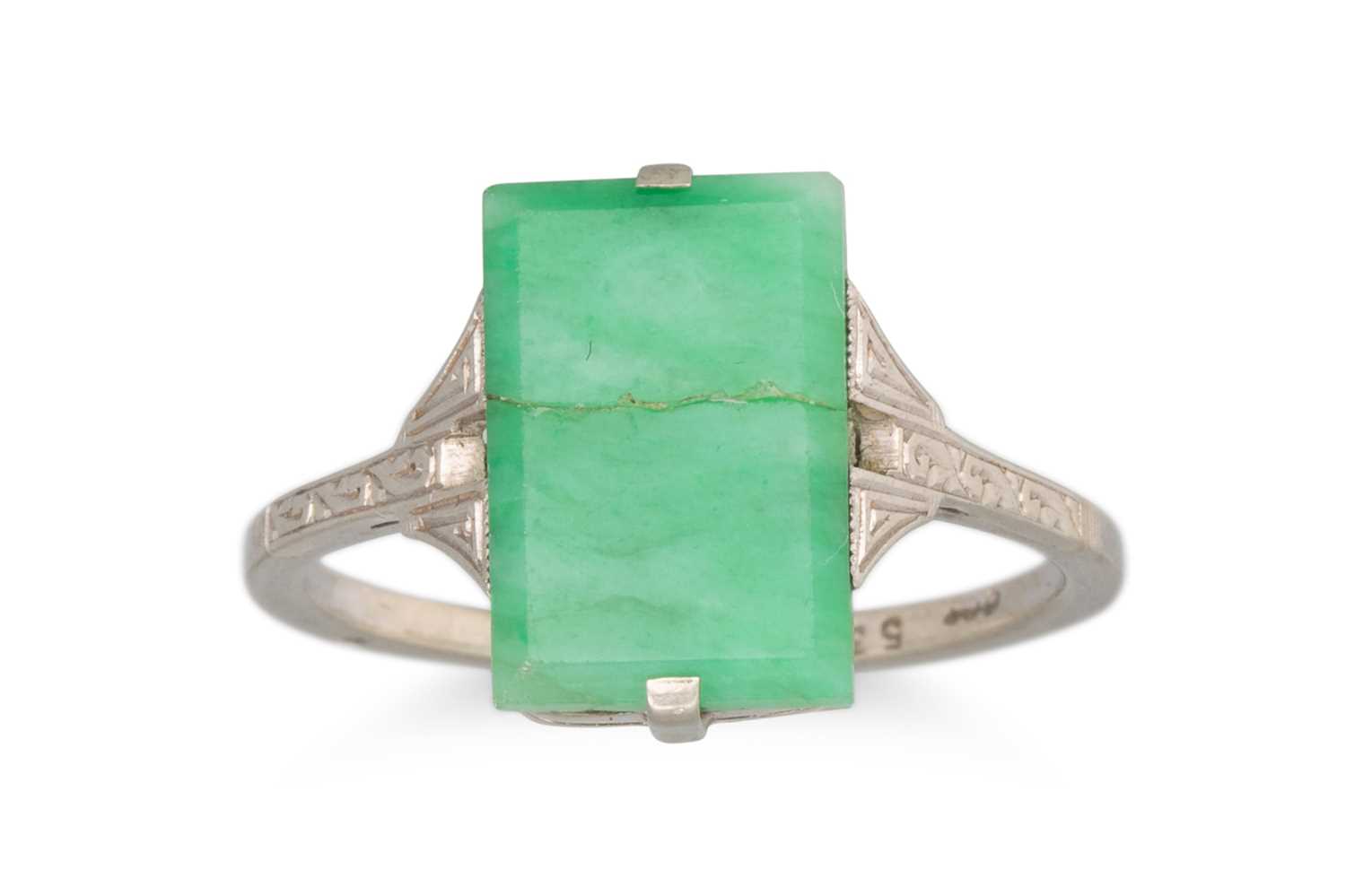 Lot 72 - AN ART DECO STYLE JADE RING, the rectangular...