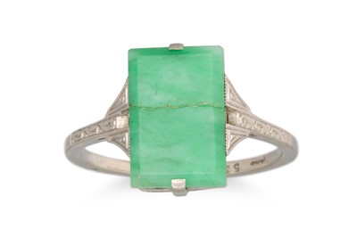 Lot 72 - AN ART DECO STYLE JADE RING, the rectangular...