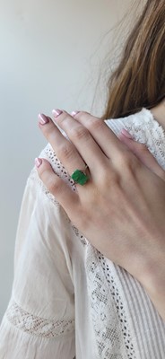 Lot 72 - AN ART DECO STYLE JADE RING, the rectangular...