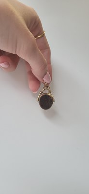 Lot 75 - AN ANTIQUE 9CT GOLD SWIVEL SEAL, set with...