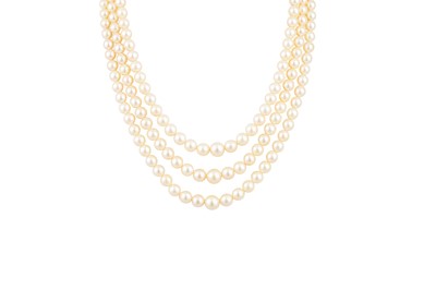 Lot 335 - A TRIPLE ROWED VINTAGE CULTURED PEARL NECKLACE,...