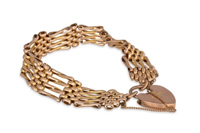 Lot 79 - AN ANTIQUE 9CT GOLD GATE BRACELET, with...