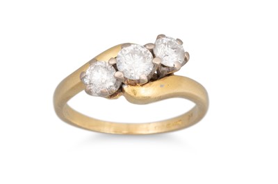 Lot 105 - AN ANTIQUE DIAMOND THREE STONE RING, cross...