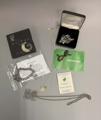 Lot 438 - A COLLECTION OF IRISH SILVER JEWELLERY TO...