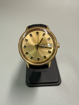 Lot 341 - A GENT'S VINTAGE TIMEX DAY/DATE...