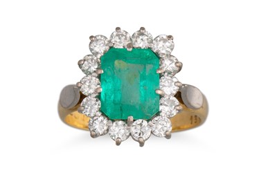 Lot 314 - AN EMERALD AND DIAMOND CLUSTER RING, the trap...