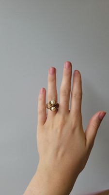 Lot 53 - A VINTAGE CULTURED PEARL SET DRESS RING,...