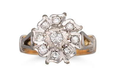 Lot 137 - A DIAMOND CLUSTER RING, illusion set with...