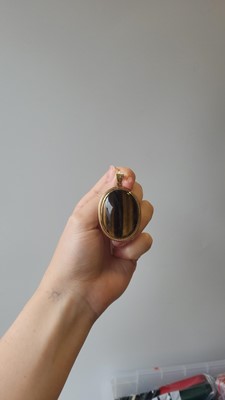 Lot 87 - A STONE SET PENDANT, mounted in 9ct yellow...