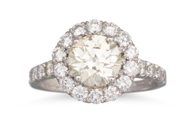 Lot 310 - A DIAMOND CLUSTER RING, the old cut diamond to...