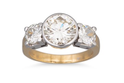 Lot 311 - A THREE STONE DIAMOND RING, collet & claw set...