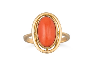 Lot 141 - A CORAL DRESS RING, the oval coral mounted in...
