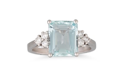 Lot 142 - AN AQUAMARINE AND DIAMOND RING, the...
