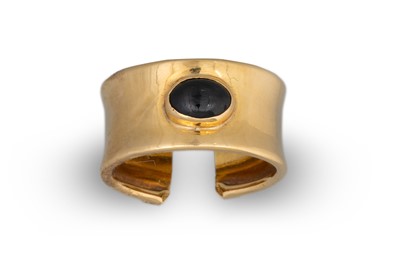 Lot 143 - AN ITALIAN SAPPHIRE DRESS RING, the cabochon...
