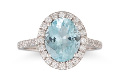 Lot 149 - AN AQUAMARINE AND DIAMOND RING, the oval...
