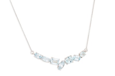 Lot 150 - AN AQUAMARINE NECKLACE, the seven stone oval...
