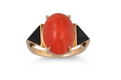 Lot 151 - A CORAL AND ONYX RING, the cabochon cut coral...
