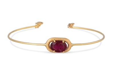Lot 241 - A TOURMALINE BANGLE, the oval tourmaline set...
