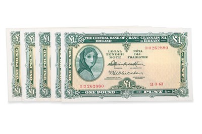 Lot 452 - 13 LADY LAVERY IRISH £1 BANKNOTES: runs 1963 x...
