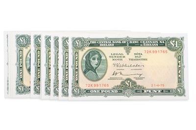 Lot 454 - 18 LADY LAVERY IRISH £1 BANKNOTES: runs 1972 x...