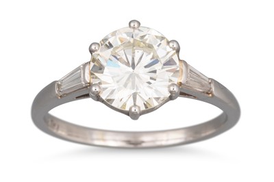 Lot 353 - A DIAMOND SOLITAIRE RING, the brilliant cut...