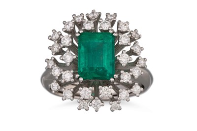 Lot 157 - AN EMERALD AND DIAMOND CLUSTER RING, the...