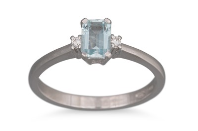 Lot 161 - AN AQUAMARINE AND DIAMOND RING, mounted in...