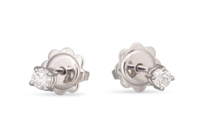 Lot 172 - A PAIR OF DIAMOND STUD EARRINGS, the brilliant...