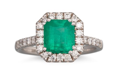Lot 173 - AN EMERALD AND DIAMOND CLUSTER RING, the...