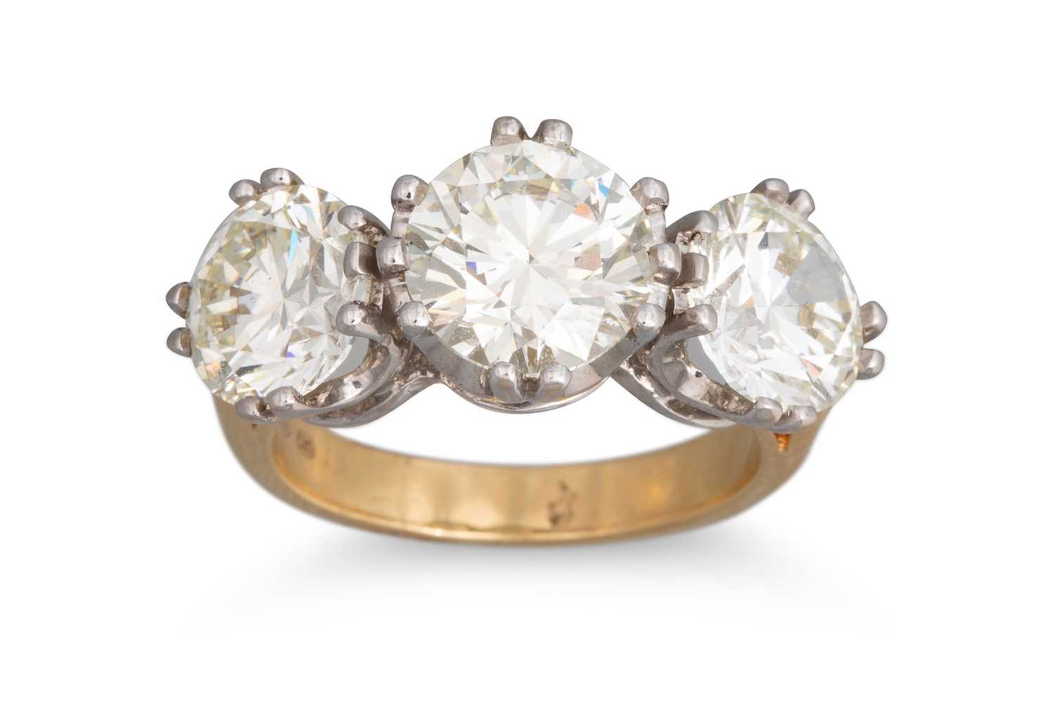 Lot 405 - A THREE STONE DIAMOND RING, the brilliant cut...