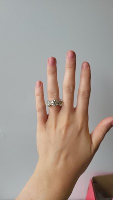 Lot 405 - A THREE STONE DIAMOND RING, the brilliant cut...
