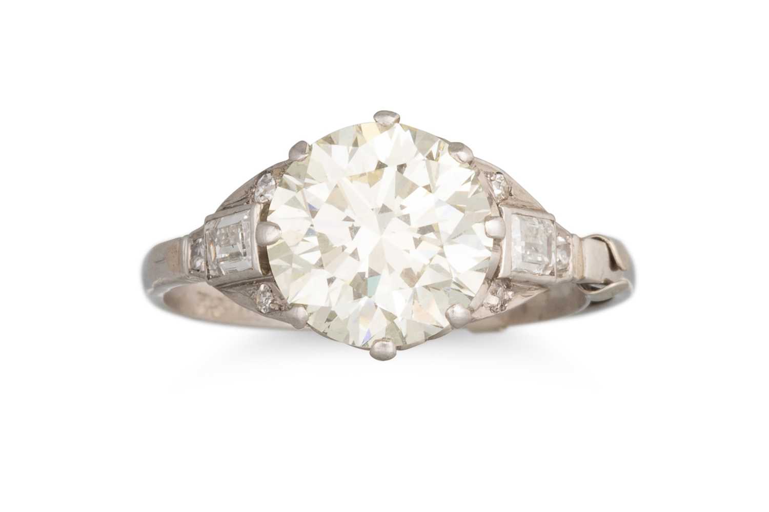 Lot 407 - A VINTAGE DIAMOND SOLITAIRE RING, the...