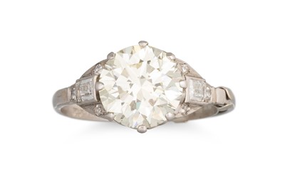 Lot 407 - A VINTAGE DIAMOND SOLITAIRE RING, the...