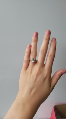 Lot 407 - A VINTAGE DIAMOND SOLITAIRE RING, the...