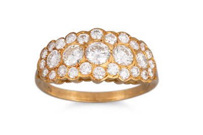 Lot 410 - A DIAMOND CLUSTER RING, set with brilliant cut...