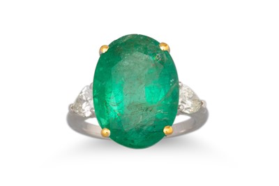 Lot 271 - AN EMERALD RING, the oval emerald to pear...