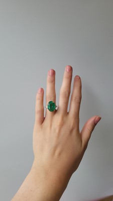 Lot 271 - AN EMERALD RING, the oval emerald to pear...