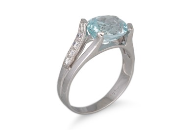 Lot 275 - AN AQUAMARINE AND DIAMOND RING, the oval...