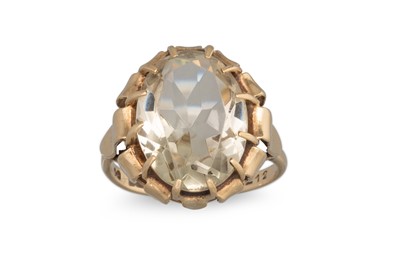 Lot 131 - A SMOKEY QUARTZ SINGLE STONE RING, mounted in...