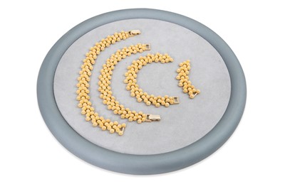 Lot 45 - A VINTAGE GOLD PLATED "NAPIER" NECKLACE
