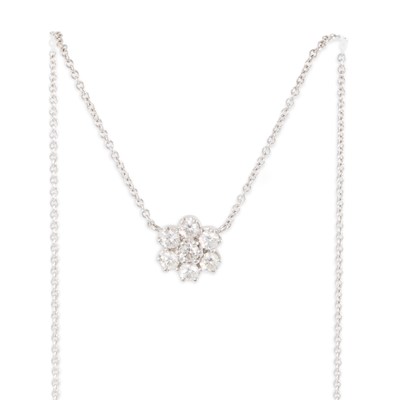 Lot 200 - A DIAMOND DAISY CLUSTER PENDANT, the seven...