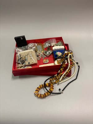 Lot 473 - A BOX OF JEWELLERY AND COLLECTABLES, to...