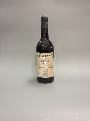 Lot 472 - A BOTTLE OF VINTAGE PORT, 1983, Porto,...