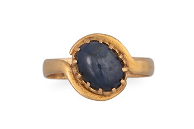 Lot 179 - AN ANTIQUE SAPPHIRE RING, to a cabochon...
