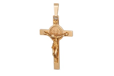 Lot 181 - A 14CT GOLD CRUCIFIX, 4.8 g.