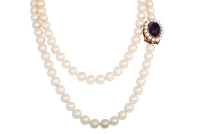 Lot 224 - A SINGLE ROW CULTURED PEARL NECKLACE, to an...