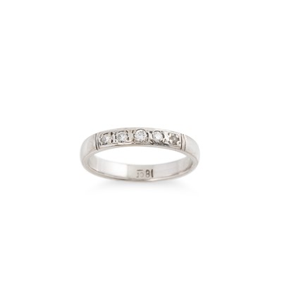 Lot 229 - A FIVE STONE DIAMOND RING, mounted in 18ct...