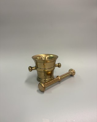 Lot 425 - A SOLID BRASS DOUBLE ENDED PESTLE & MORTAR,...