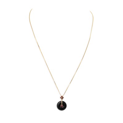 Lot 235 - AN ONYX AND RUBY PENDANT, mounted in 9ct gold,...