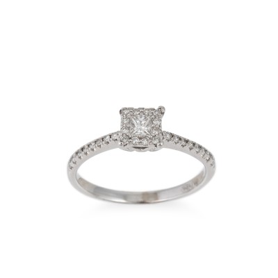 Lot 245 - A DIAMOND CLUSTER RING, set with a princess...